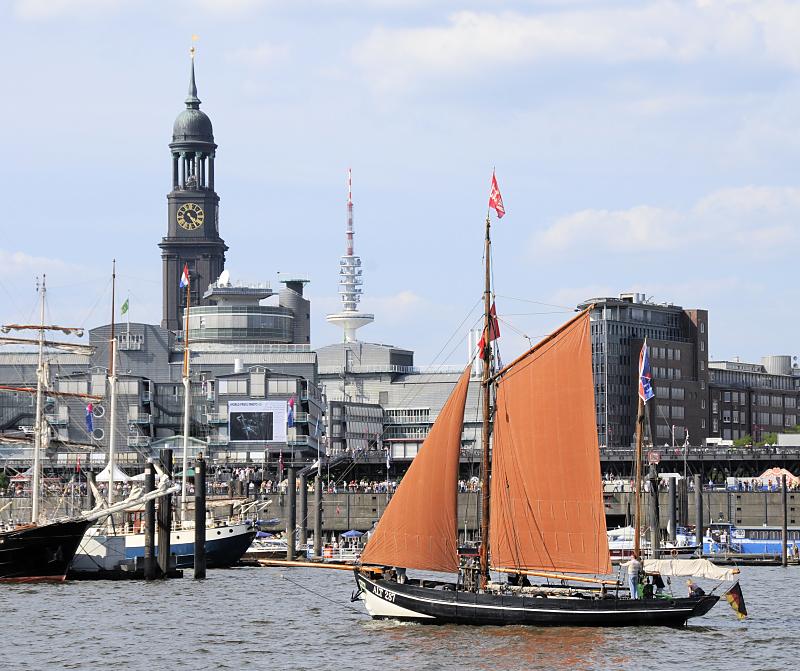 1850_20 Fischewer mit lohfarbenen Segeln; Traditionssegler Catarina. | Hafengeburtstag Hamburg - groesstes Hafenfest der Welt